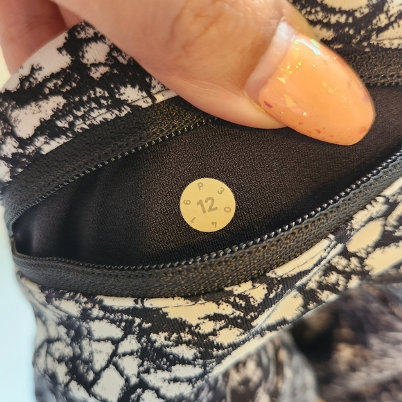 Lululemon Circuit Breaker Skirt Iced Wave White Black Ice Breaker Black Size 12 - Picture 9 of 9